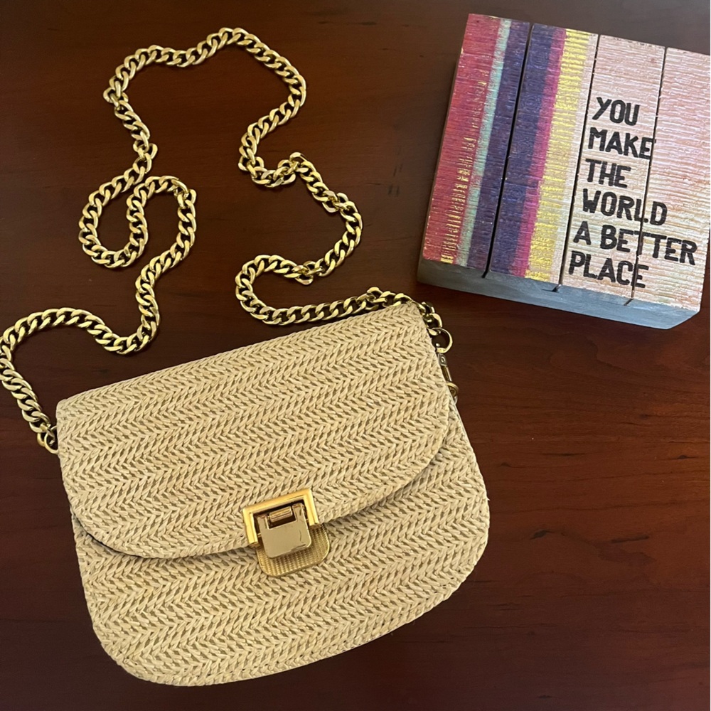 🧋Tan Woven Shoulder or Crossbody Purse w Gold Chain Strap & Secure Buckle
